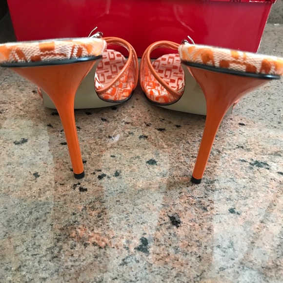 Guess Sandals 8.5 - Picture 4 of 4